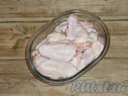 Куриные крылья вымыть, обсушить. Каждое крылышко по суставам разрезать на 3 части, затем самую мелкую фалангу удалить, в ней нет мяса, только кожа и кости. Посолить подготовленные кусочки крылышек по вкусу. Добавить любимые приправы для курицы. Перемешать и оставить при комнатной температуре на 10-15 минут.&nbsp;