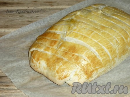 Духовку разогреть до 200 градусов и выпекать биф веллингтон 20 минут. Затем снизить температуру до 180 градусов и продолжить запекать ещё 15-20 минут.&nbsp;
