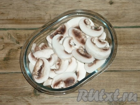 Очищенные шампиньоны нарезать
