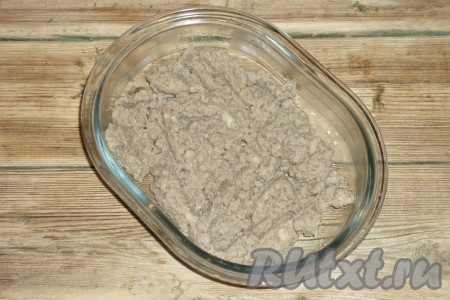 На разогретую с маслом сковороду отправить грибную массу, немного приправить солью. Готовить в течение 10 минут, помешивая, чтобы вся жидкость выпарилась.&nbsp;
