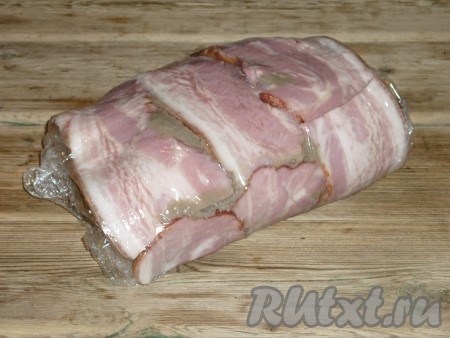 С помощью плёнки скатать всё в виде рулета. Завернуть в пищевую плёнку и отправить на 20 минут в холодильник. 