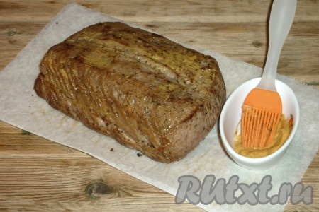 Затем натереть всю его поверхность горчицей.