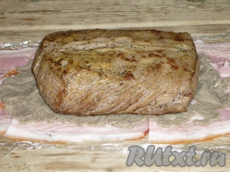 Поверх ветчины распределить грибную пасту, затем выложить мясо. 