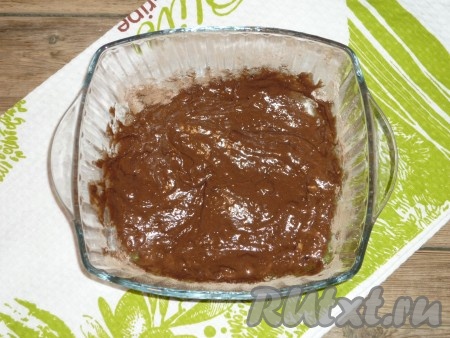 В миску с сухими ингредиентами вбить сырое яйцо, влить растопленное и охлаждённое сливочное масло и молоко (вместо молока можно добавить воду), хорошо перемешать. По консистенции тесто для кекса должно быть, как достаточно густая сметана.