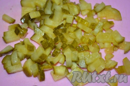 Нарезать маринованные огурчики небольшими кусочками.

