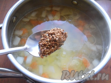 В кастрюлю с овощами после закипания воды добавить гречку, растительное масло, снова дать закипеть, а затем варить на небольшом огне под прикрытой крышкой минут 30-35 (и овощи, и гречка должны стать достаточно мягкими).