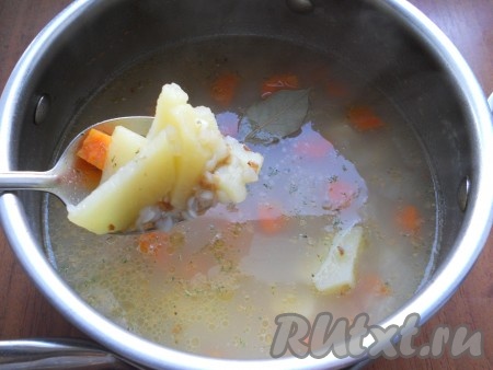 Когда овощи и гречка сварятся, толкушкой немного размять содержимое кастрюли (но не слишком, пару придавливаний), посолить. Вновь поставить на огонь, добавить специи (у меня - сушёная зелень) и лавровый лист, дать постному гречневому супу закипеть.