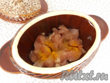 Мясо посолить, посыпать куркумой и специями.
