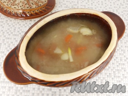 Всыпать промытый рис. Влить воду комнатной температуры, чтобы она была выше уровня риса, примерно на 1 палец, слегка посолить. Накрыть горшочек с курицей и рисом крышкой.
