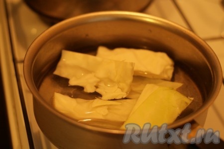 Капусту отварить до готовности (около 10 минут).
