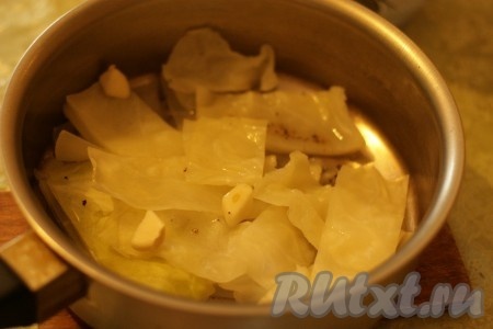 Оставить 50 мл отвара от капусты. Блендером измельчить капусту с чесноком, отваром, солью и перцем. Дать остыть.
