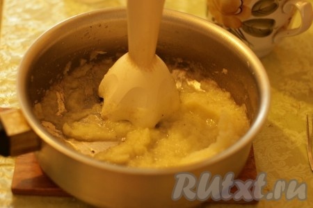 Оставить 50 мл отвара от капусты. Блендером измельчить капусту с чесноком, отваром, солью и перцем. Дать остыть.