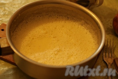 Добавить сливки и яйцо, еще раз перетереть блендером.