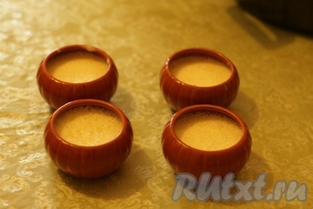 Наполнить формочки для выпекания.
