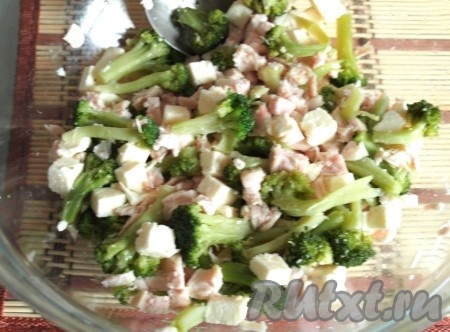 Сваренную брокколи разделить на мелкие соцветия, выложить в миску, добавить нарезанную брынзу и куриное филе.
