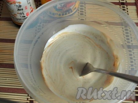 К горчице добавить сметану, соевый соус, чёрный молотый перец, хорошо перемешать до получения однородной массы и заправка для салата готова.
