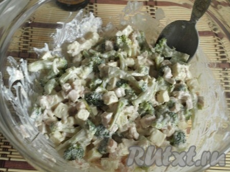 В салат с брокколи, курицей и сыром добавить заправку, хорошо перемешать. Можно посолить по вкусу, но помните, что брынза и соевый соус достаточно солёные.
