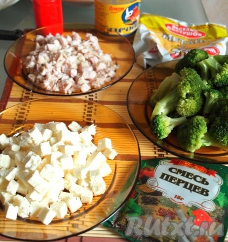 Куриное филе сварить в подсоленной воде до готовности. Мясо и брынзу нарезать кубиками.
