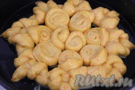 Пирог увеличится в объёме. Смазать его поверхность взбитым желтком с молоком. Выпекать морковный дрожжевой пирог в разогретой духовке при 200 градусах примерно 30 минут, до золотистого цвета.