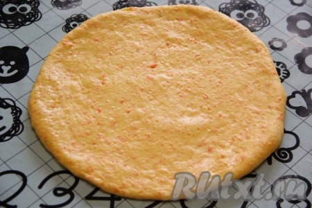  Большую часть теста раскатать в круг (тонко не раскатывайте!).