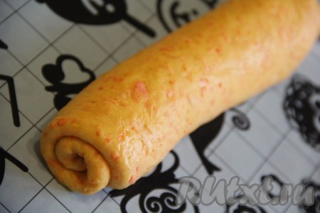  Свернуть тесто в плотный рулет.