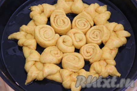 Выложить получившиеся улитки в середину нашего декоративного кольца. Оставить&nbsp;дрожжевой пирог с морковью на 1 час в тёплом месте для расстойки.
