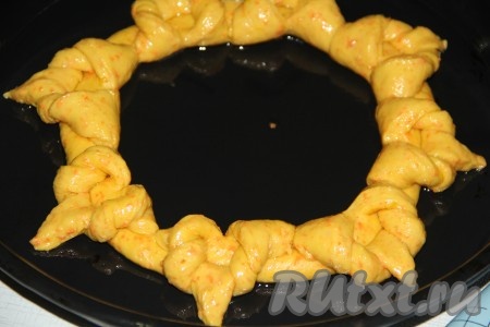  Перекрутить каждую часть теста два раза, сформировать лепесток и откинуть его на край теста.