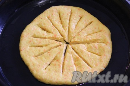 Я формировала пирог прямо на противне, смазанном растительным маслом. Переложить круг теста в форму и разрезать тесто на 8 частей, от центра, не дорезая до края. В каждом сегменте сделать в центре надрез.