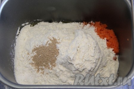 Далее всыпать муку, соль и дрожжи. Закладку продуктов выполнять в соответствии с инструкцией к вашей хлебопечки. Выставить режим "Замес теста", он занимает 1,5 часа. Для приготовления теста вручную, в тёплое молоко добавить дрожжи, перемешать и оставить до образования пышной шапки, затем соединить подошедшие дрожжи, мякоть моркови, слегка охлажденное растопленное сливочное масло, сахар, цедру, соль, яйцо, ванильный сахар, перемешать. Подсыпая в полученную массу муку, замесить мягкое тесто и оставить его в тёплом месте на 1,5 часа. Тесто должно хорошо подняться.