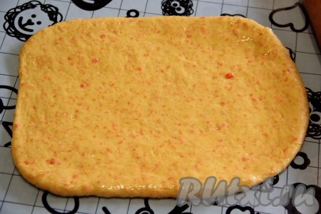 Вторую часть теста раскатать в прямоугольник (не раскатывайте тонко!).
