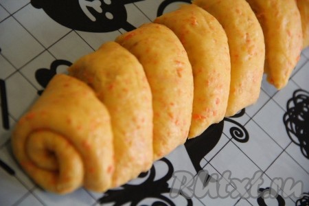 Затем наискосок разрезать рулет на 8 частей.