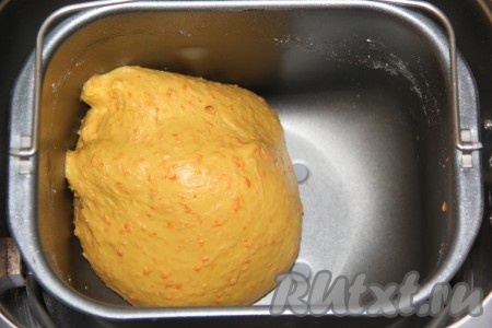 В процессе замешивания теста в хлебопечке не забывайте контролировать формирование колобка. Тесто не должно липнуть к стенкам ведёрка, оно должно быть эластичным. Если тесто подлипает, добавьте немного муки.
