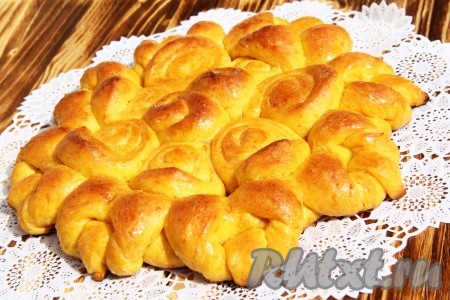 Достать готовый пирог из духовки, по желанию смазать растопленным мёдом. Когда пирог смазываем мёдом, он приобретает глянцевый оттенок. Затем слегка остудить, переложить на тарелку и подать к столу. Вот такой красивый и яркий дрожжевой пирог с морковью получился. Очень вкусный в тёплом и холодном виде, особенно со сливочным маслом.