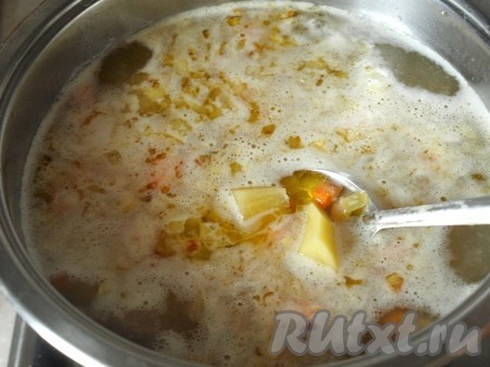 Когда говядина с фасолью сварятся (станут достаточно мягкими), добавить в суп обжаренные овощи, нарезанный кубиками очищенный картофель, дать закипеть, а после этого варить на небольшом огне до готовности картошки (примерно 15-20 минут). Затем добавить в суп соль, чёрный молотый перец и любимые специи, проварить 2-3 минуты, убрать с огня и дать настояться в течение минут 10.