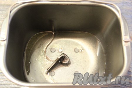 Воду и растительное масло влить в ведёрко хлебопечки.
