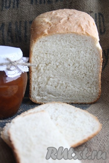 Приготовленный хлебушек слегка остудить в ведёрке хлебопечки, а затем достать и полностью остудить на решётке. Хлеб, приготовленный с добавлением манки, получается высоким, пористым. 
