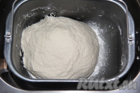 Выставить основной режим, вес - 750 грамм, цвет корочки - "Средний". У меня хлеб с манкой на этом режим выпекался 3 часа 10 минут. Очень важно контролировать формирование колобка, тесто должно быть мягким, не липнущим к стенкам ведёрка. Если тесто прилипает к стенкам, добавьте немного муки (но не переборщите).
