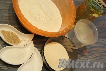 Подготовить продукты для выпечки хлеба с манкой.
