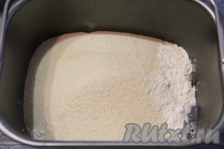 Далее всыпать муку и манку.