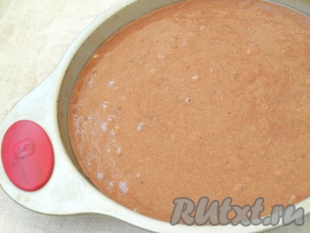 Форму для выпечки смазать маслом и вылить в неё тесто для манника.
