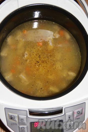 Затем влить 900 миллилитров воды, всыпать соль и специи по вкусу, хорошо перемешать.