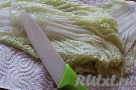 Несколько маленьких листиков отложить в сторонку. У остывших и просохших листьев острым ножом срезать грубые прожилки.
