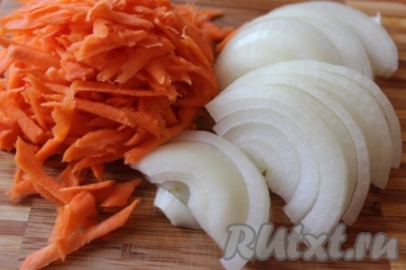 Оставшуюся морковь вымыть, очистить&nbsp; и натереть на крупной терке. Лук очистить, вымыть и нарезать полукольцами.
