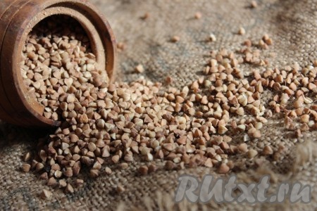 Гречневую крупу перебрать, промыть под прохладной проточной водой. Поместить в кастрюлю и отварить до полной готовности, согласно инструкции на упаковке.
