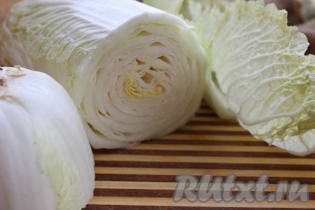 Подготовить пекинскую капусту для голубцов. У капусты срезать твердую часть, снять плохие, вялые листья. Разобрать кочан на отдельные листочки и каждый промыть под проточной водой.
