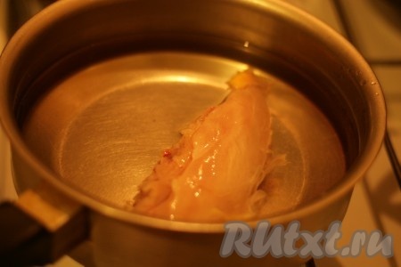 Куриную грудку отварить в течение 20-25 минут.&nbsp;
