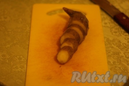 Огурец нарезать небольшими кусочками.