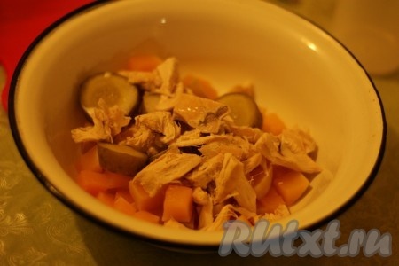 Смешать в миске все ингредиенты, добавить соль и сливки.