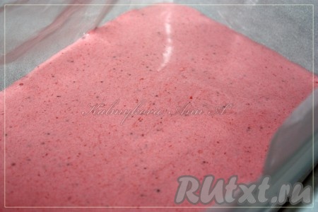 Клубничную массу выложить в форму, застеленную бумагой для выпечки, разровнять, поставить, не накрывая, в холодильник на несколько часов (до полного застывания).