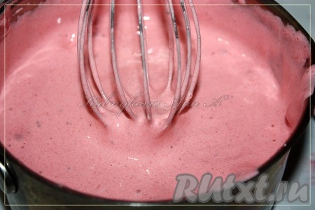Массу снять с огня, остудить до комнатной температуры, а затем на высокой скорости миксера взбить в течение 5-7 минут. Смесь должна посветлеть, стать густой и значительно увеличиться в объёме.
